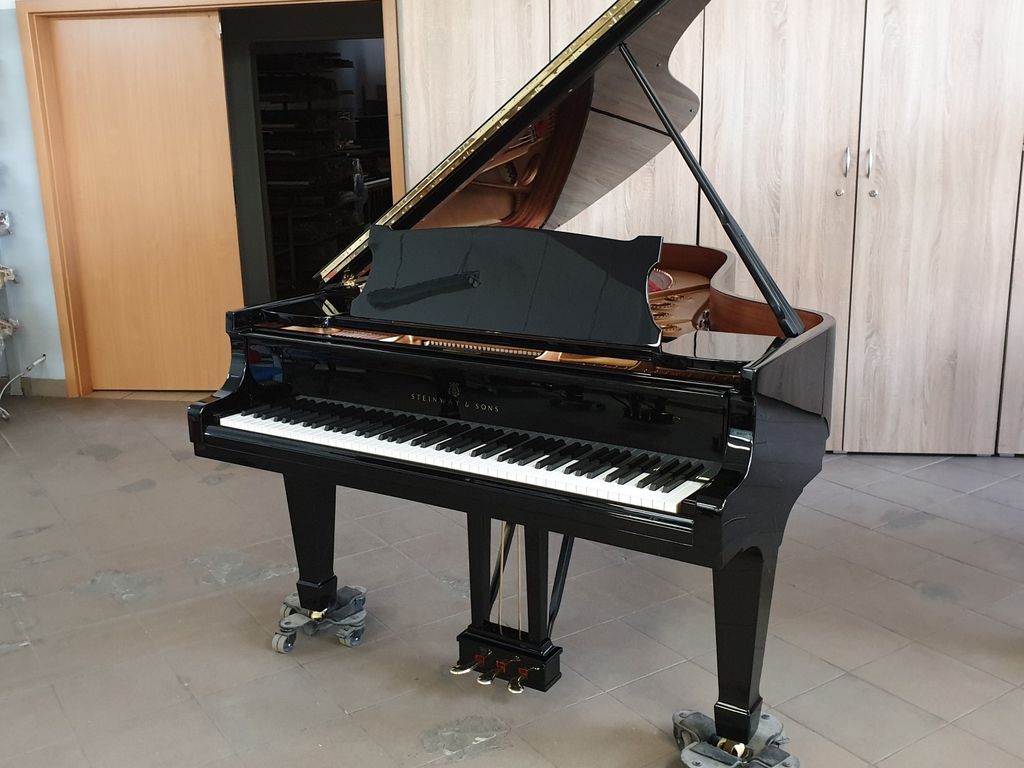 STEINWAY & SONS B