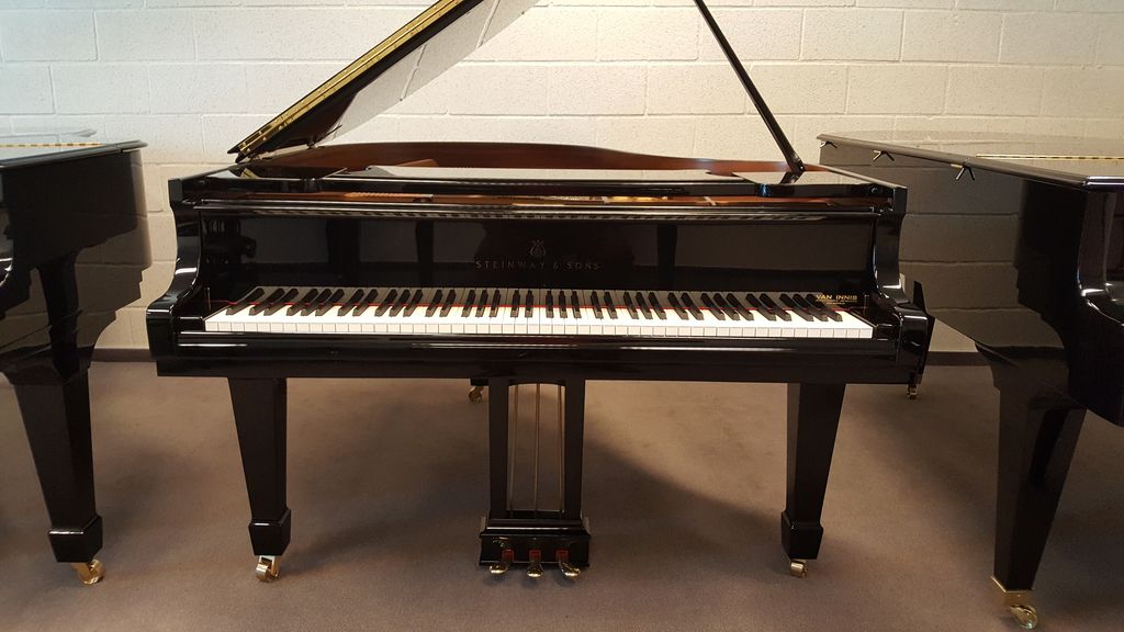 STEINWAY & SONS M